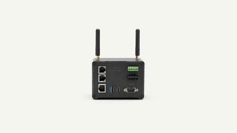 Isolated an industrial iot gateway with two stub antennas and unlit status leds centred on a seamless pale off-white studio background, generous empty margin on every side for overlaid branding